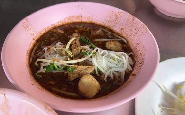 Tayland usulü baharatlı domuz etli erişte.