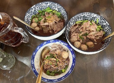 Tayland usulü baharatlı domuz etli erişte.