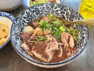 Tayland usulü baharatlı domuz etli erişte.