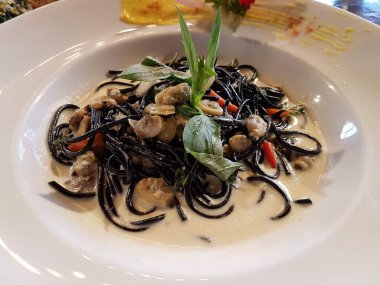 Kremalı deniz ürünleri soslu mürekkep balığı spagettisi.