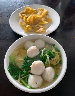 Domuz pastırmalı erişte çorbası ve kızarmış domuz pastırması.