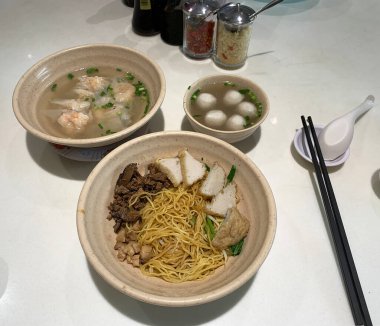 Geleneksel Çin eriştesi yemek takımı.