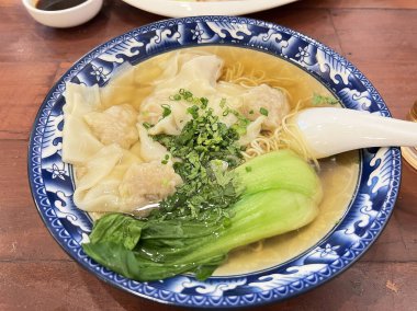 Çin eriştesi çorbası, mantı ve Çin lahanası.