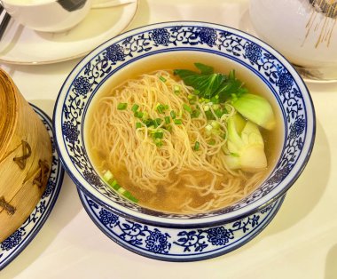 Çin lahanalı erişte çorbası.