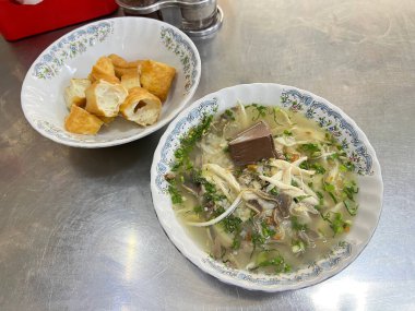 Çıtır hamur çubuklarıyla servis edilen Vietnam usulü tavuk çorbası.