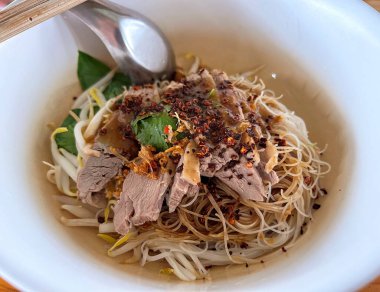 Baharatlı kuru erişte, kızarmış ördek ve kızarmış sarımsak.