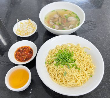 Kuru erişte ve domuz çorbası.