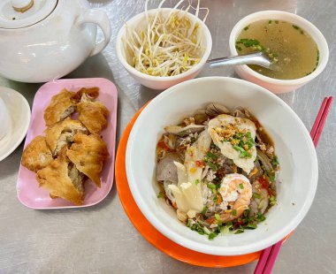 Baharatlı ve ekşi deniz ürünleri çorbası.