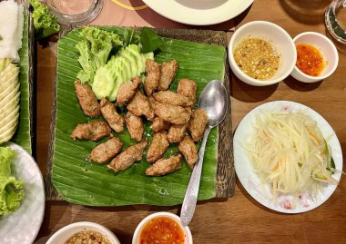 Taze sebzeli ve soslu kızarmış Vietnam sosisi.