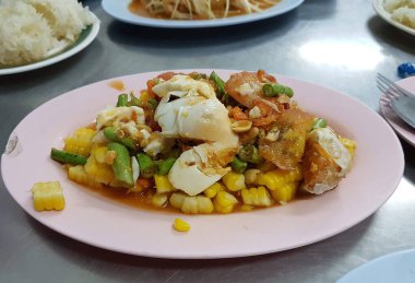 Baharatlı mısır ve tuzlu Tayland salatası.