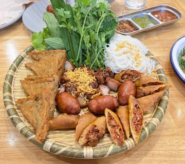 Vietnam usulü çeşitli kızartma tabakları.