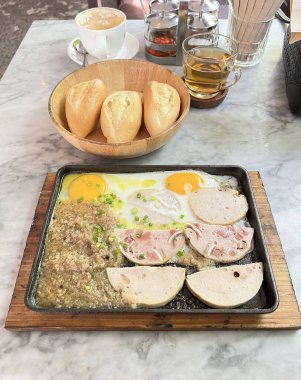 Vietnam usulü yumurta, Vietnam usulü domuz sosisi ve Baguette.