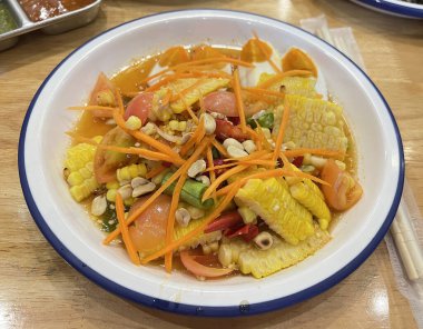 Baharatlı mısır ve tuzlu Tayland salatası.