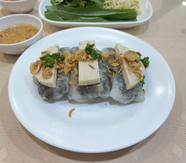 Vietnam usulü pilav ve domuz sosisi.