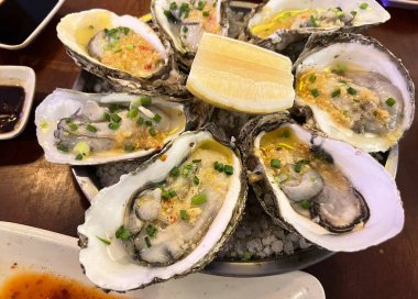 Bir tabak taze istiridye ve deniz ürünü sosu.