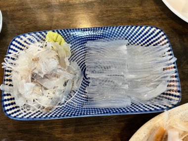 Wasabi ile servis edilen taze kalamar sashimi.