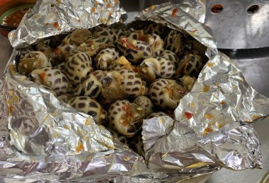 Tatlı ve baharatlı soslu ızgara Babil Salyangozu.