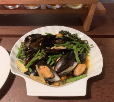 Karışık yeşil midyeler, aromatik otlar ve baharatlar.