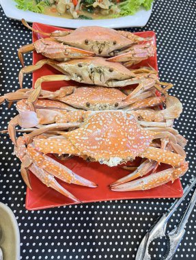 Deniz Ürünleri Restoranında Taze Buğulanmış Mavi Yengeç