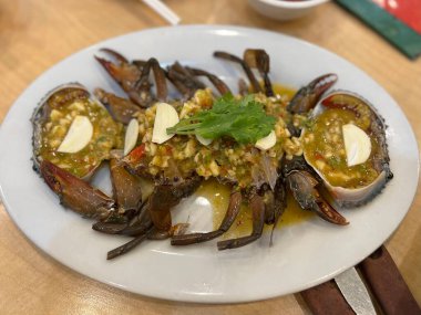 Tayland baharatlı soslu mayalanmış yengeç.