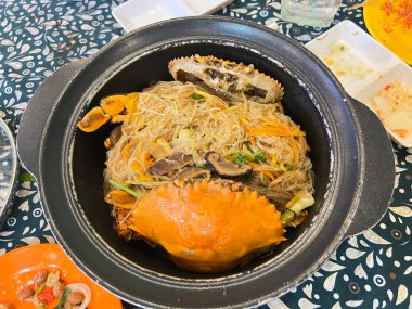 Çamur tenceresi cam erişteli yengeç buğulama