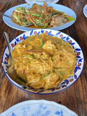 Köri tozlu kızarmış yengeç eti.