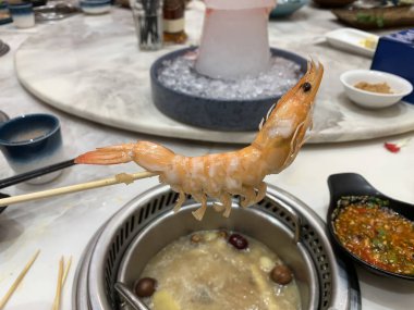 Kaynamış karides ve Çin yemeği.