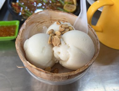 Ev yapımı hindistan cevizli dondurma.