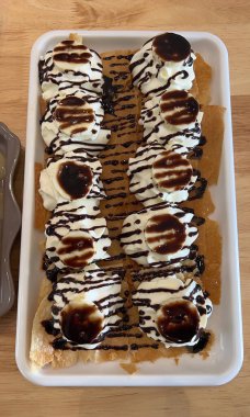 Muz, krem şanti ve çikolatalı Tayland gevreği.