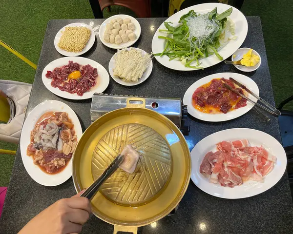 Tayland barbeküsü için bir tabak taze domuz eti, sakatat ve çeşit çeşit sebze.