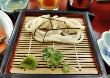 Küçük bir tabak geleneksel Japon aperatifi.