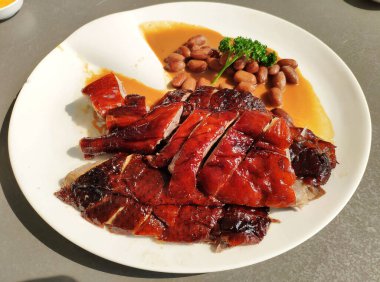 Bir tabak Çin usulü kızarmış ördek.