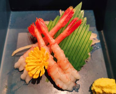 Amaebi yumuşak kabuklu ve eşsiz tatlı bir tadı olan küçük bir karidestir.