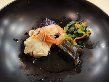 Küçük bir tabak geleneksel Japon aperatifi.