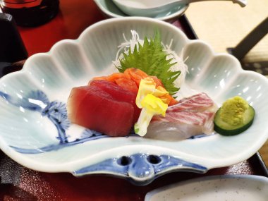 Bir Japon restoranında bir tabak sashimi.