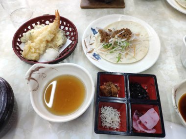 Japon yemeği: karides tempura, kıymalı ördek ve taze deniz ürünleri. 