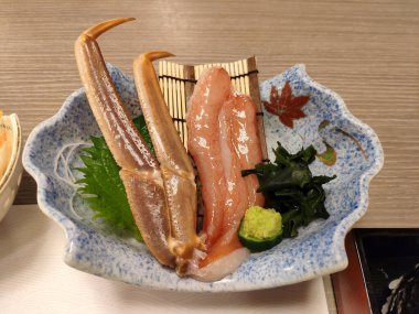 Bir kaiseki menüsü: yengeç bacağı ve suşi.