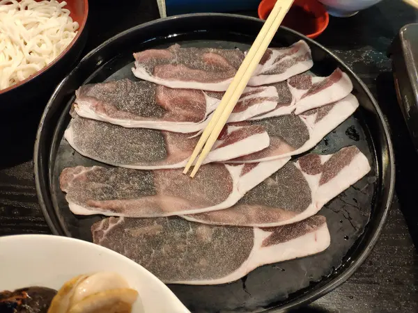 Japon shabu shabu 'su için ince dilimlenmiş domuz eti.
