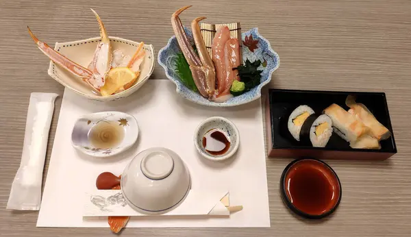Bir kaiseki menüsü: yengeç bacağı ve suşi.