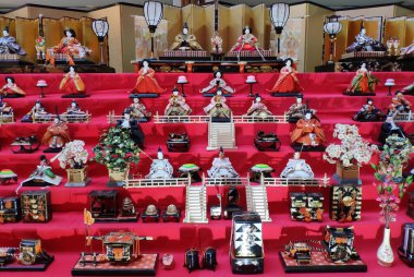 Hinamatsuri bebekleri büyük kırmızı platformlarda sergilenir.