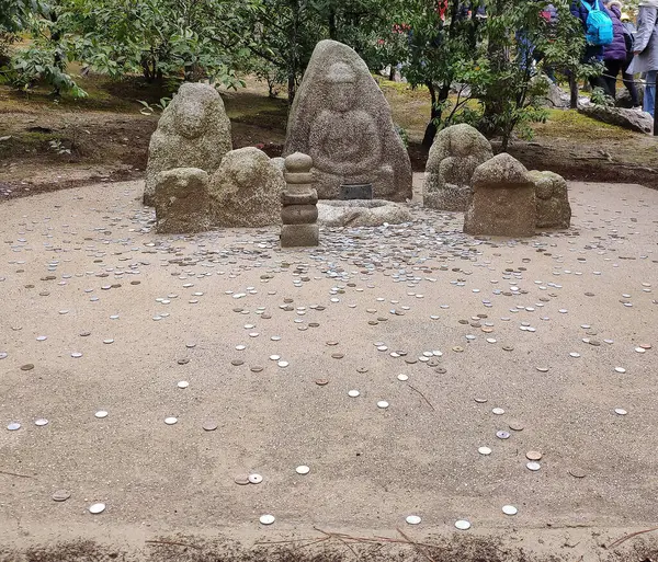 Japon tapınaklarına para atmak.