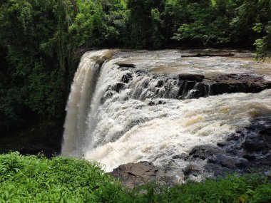 Bou Sra Şelalesi Kamboçya 'nın en çarpıcı şelalelerinden biri olarak kabul edilir. Mondulkiri Eyaleti 'nde, Kamboçya' nın kuzeydoğusunda, Vietnam sınırında..