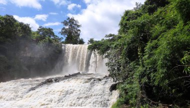 Bou Sra Şelalesi Kamboçya 'nın en çarpıcı şelalelerinden biri olarak kabul edilir. Mondulkiri Eyaleti 'nde, Kamboçya' nın kuzeydoğusunda, Vietnam sınırında..