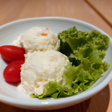 Marul ve kiraz domatesli patates salatası.