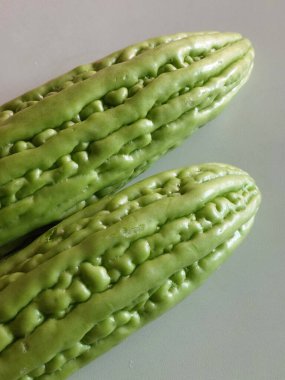 beyaz zemin üzerine taze yeşil acı kavun