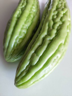 beyaz zemin üzerine taze yeşil acı kavun