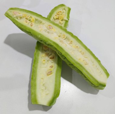 Kabuğu soyulmuş karpuzlar içindeki tohumları gösteriyor.