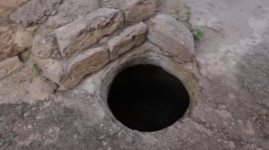 Azerbaycan 'ın Bakü kentindeki Mardakan Kalesi' nde toprak çukurları var.