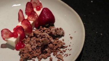 Çıtır Çilek, Çilek ve Donmuş Çikolata Havalı Yoğurt Şekerlemesi