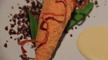 Havuç pudralı Mavi Yengeç Kroketi, Yengeç Veloute ve Yengeç Toprağı